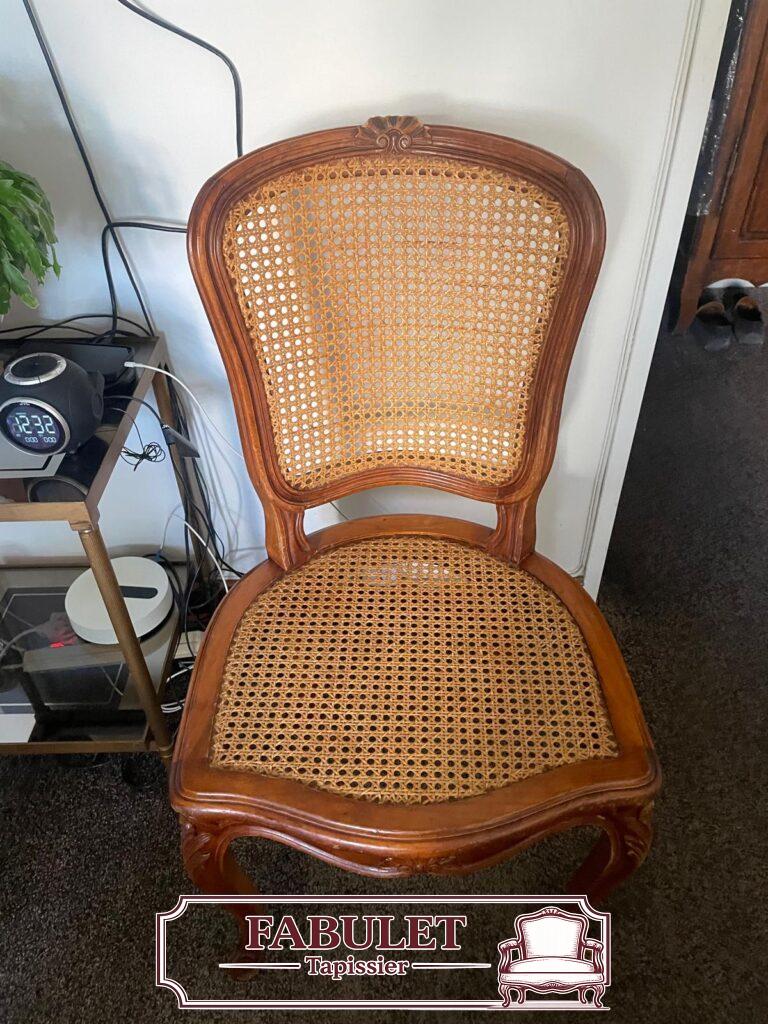 Chaise Louis XV restaurée avec un cannage traditionnel à Montpellier
