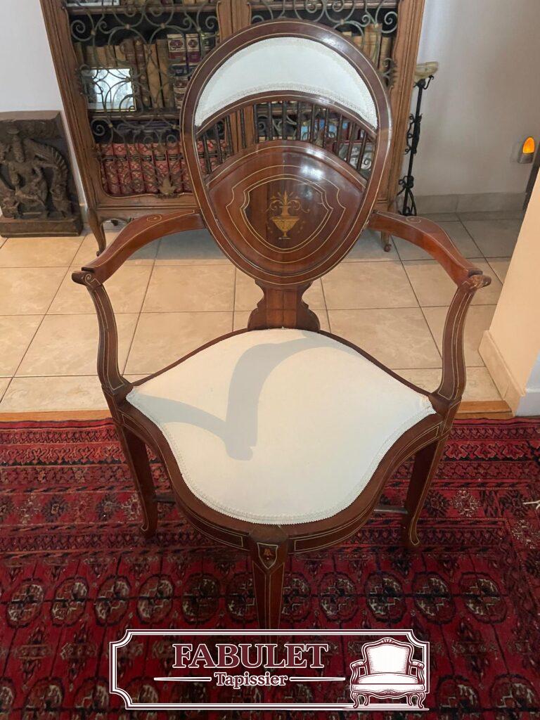 Réfection d’un fauteuil Empire Directoire avec assise claire à Montpellier