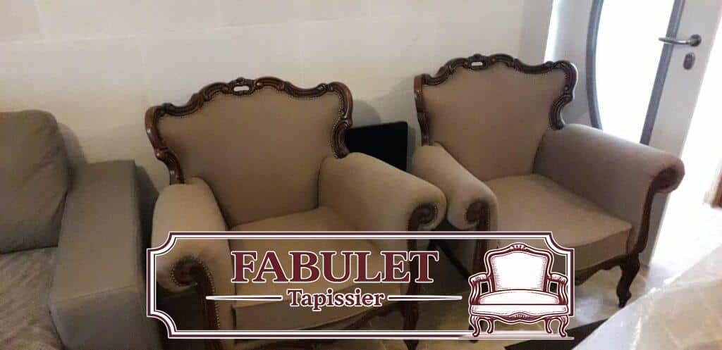 Réfection de deux fauteuils Louis XV avec tissu beige à Montpellier
