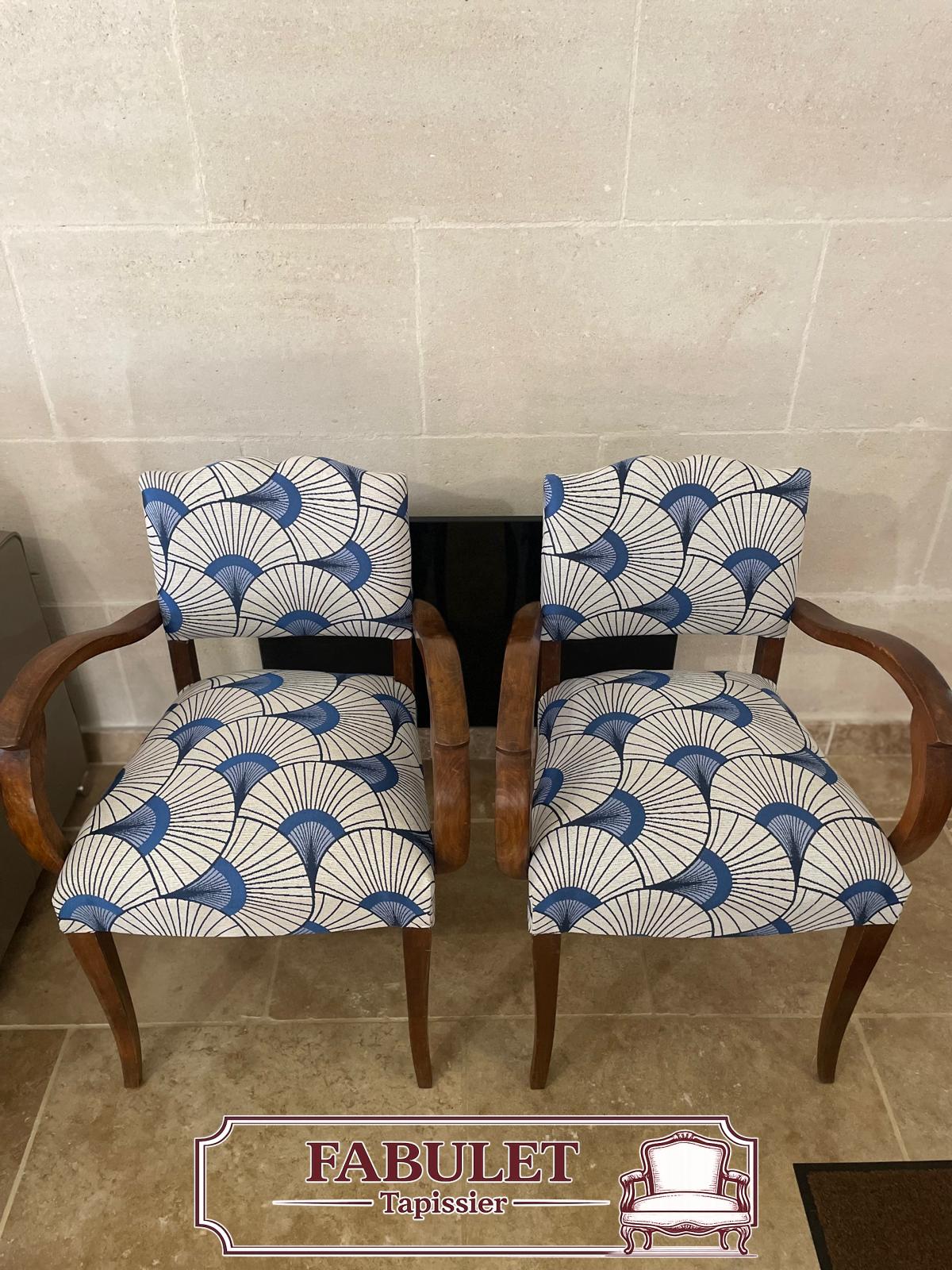 Réfection de fauteuil à Montpellier 7 Réfection de fauteuils avec tissu graphique bleu et blanc à Montpellier