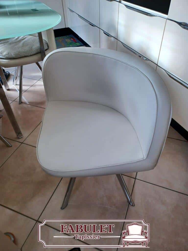 Réfection d’une chaise contemporaine avec revêtement clair à Montpellier