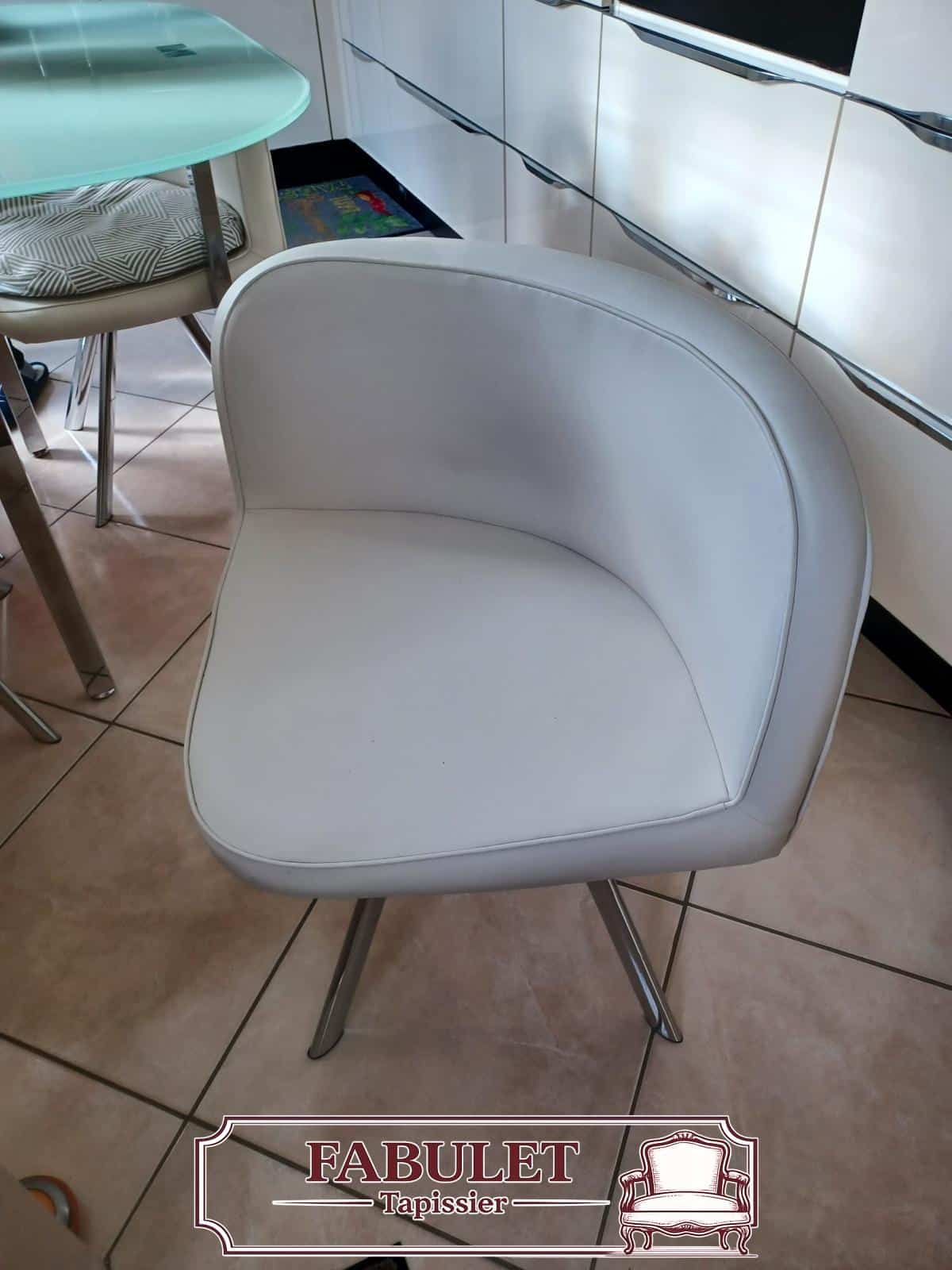 Réfection d’une chaise contemporaine avec revêtement clair à Montpellier