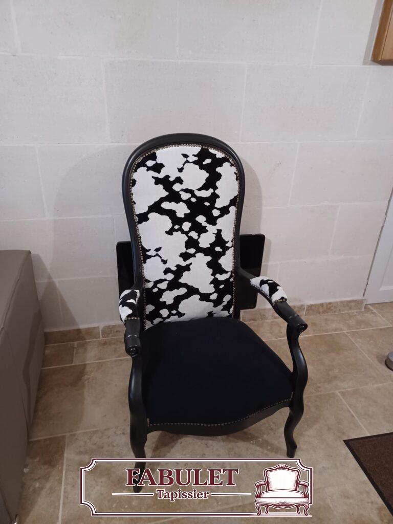 Réfection d’un fauteuil cabriolet Louis XV avec tissu noir et blanc design à Montpellier