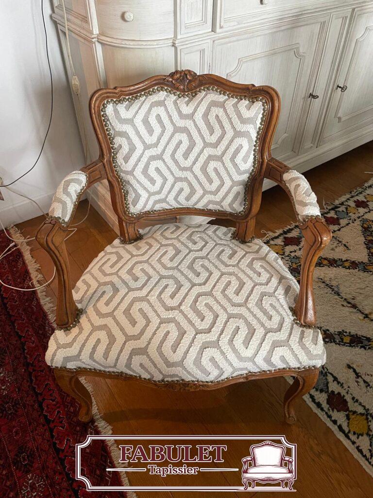 Réfection d’un fauteuil cabriolet Louis XV avec tissu contemporain à Montpellier