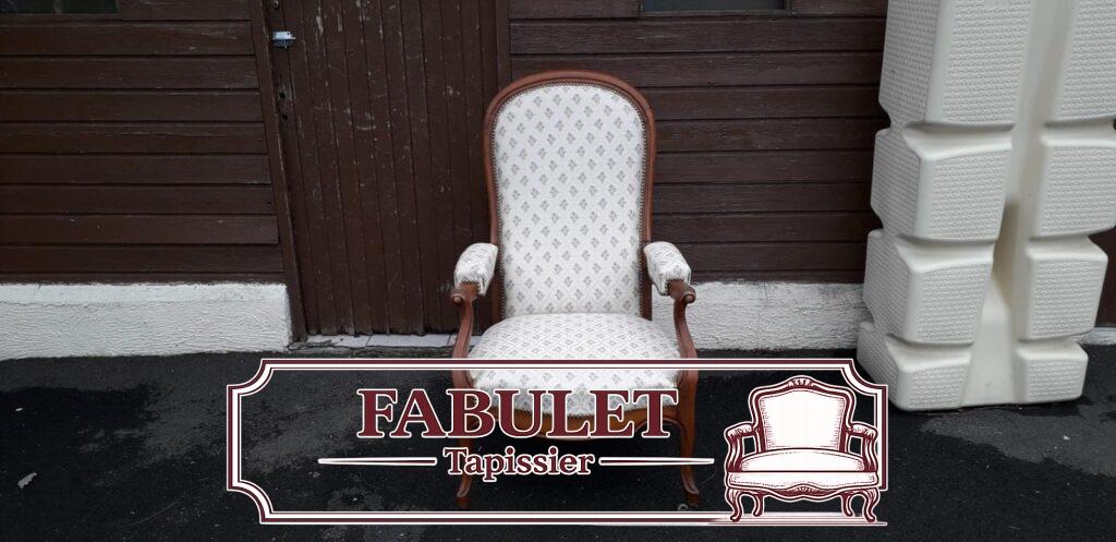 Réfection d’un fauteuil médaillon Louis XVI avec tissu clair à Montpellier