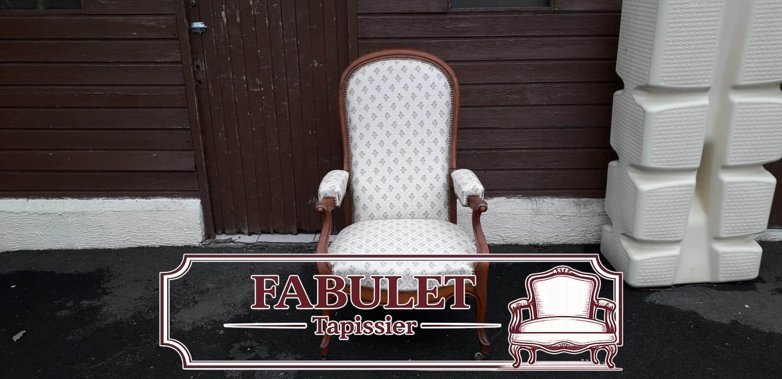 Réfection d’un fauteuil médaillon Louis XVI avec tissu clair à Montpellier