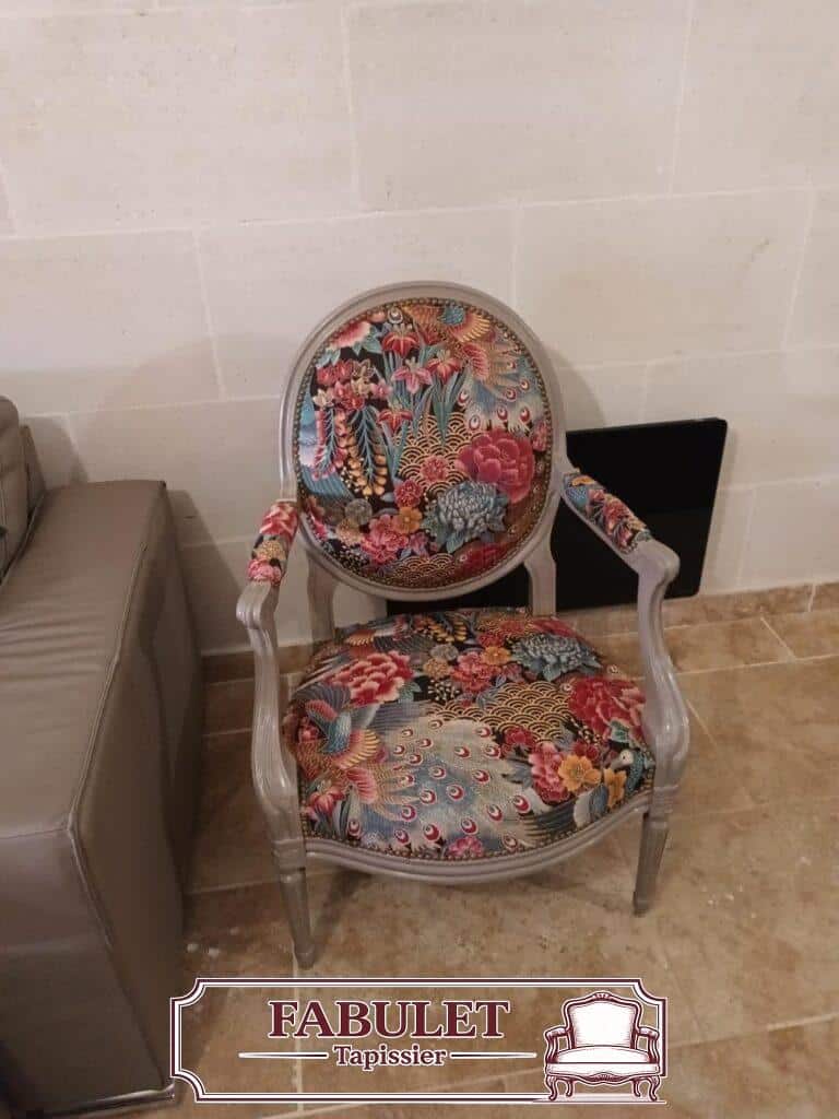 Réfection d’un fauteuil médaillon Louis XVI avec tissu floral à Montpellier