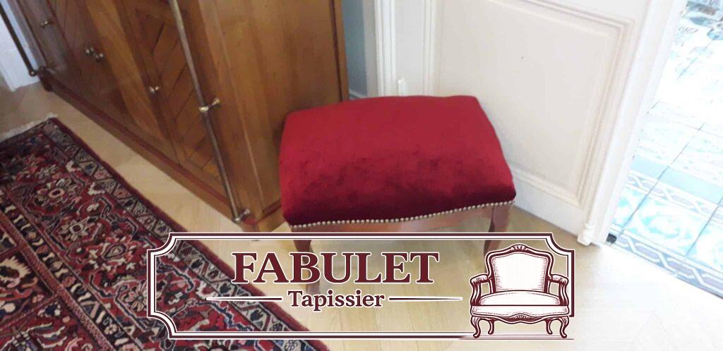 Réfection d’un tabouret ancien style Louis XV en velours rouge à Montpellier