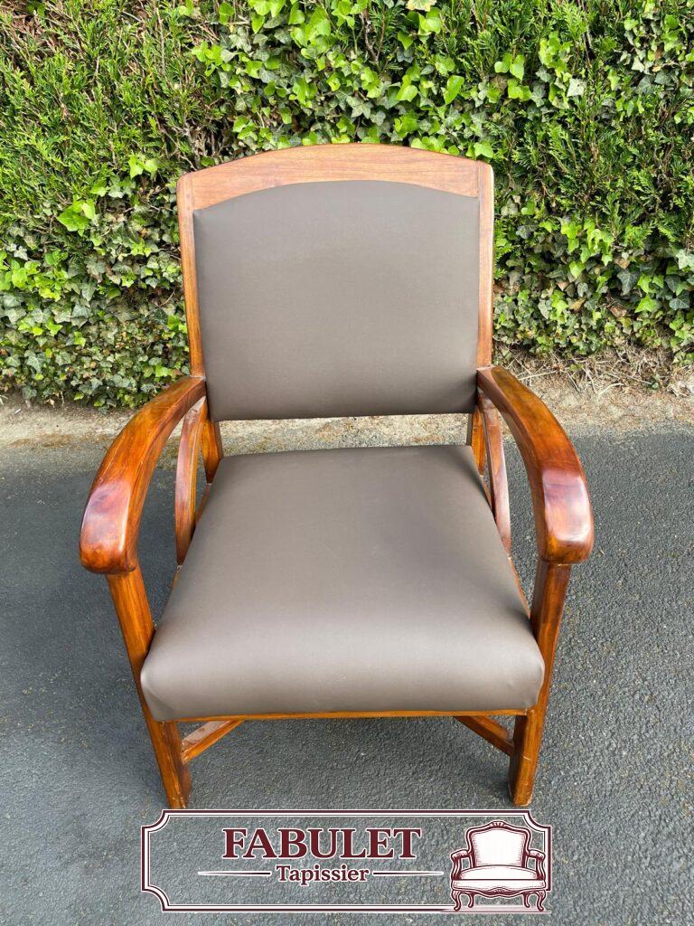 Réfection d’un fauteuil avec revêtement simili cuir marron à Montpellier