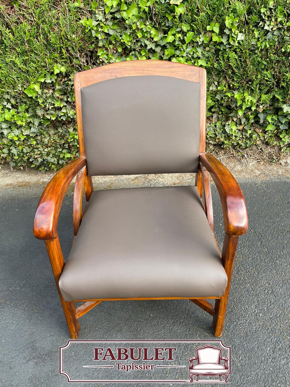 Accueil 6 Réfection d’un fauteuil avec revêtement simili cuir marron à Montpellier
