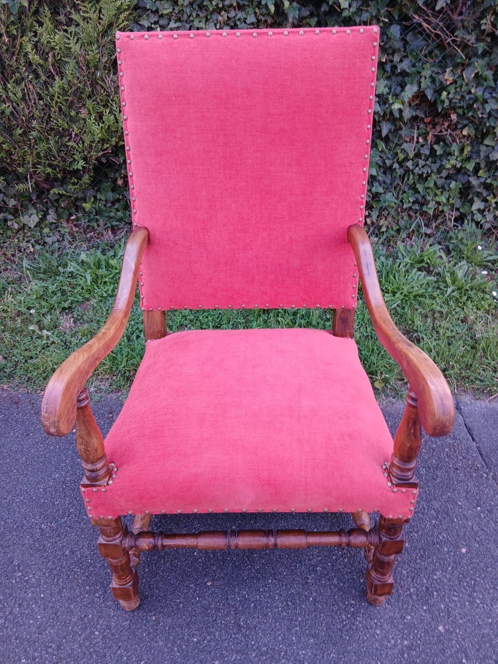 Réfection d’un fauteuil ancien en tissu rouge avec finition cloutée par Tapissier Fabulet, tapissier près de Montpellier et Castelnau-le-Lez.