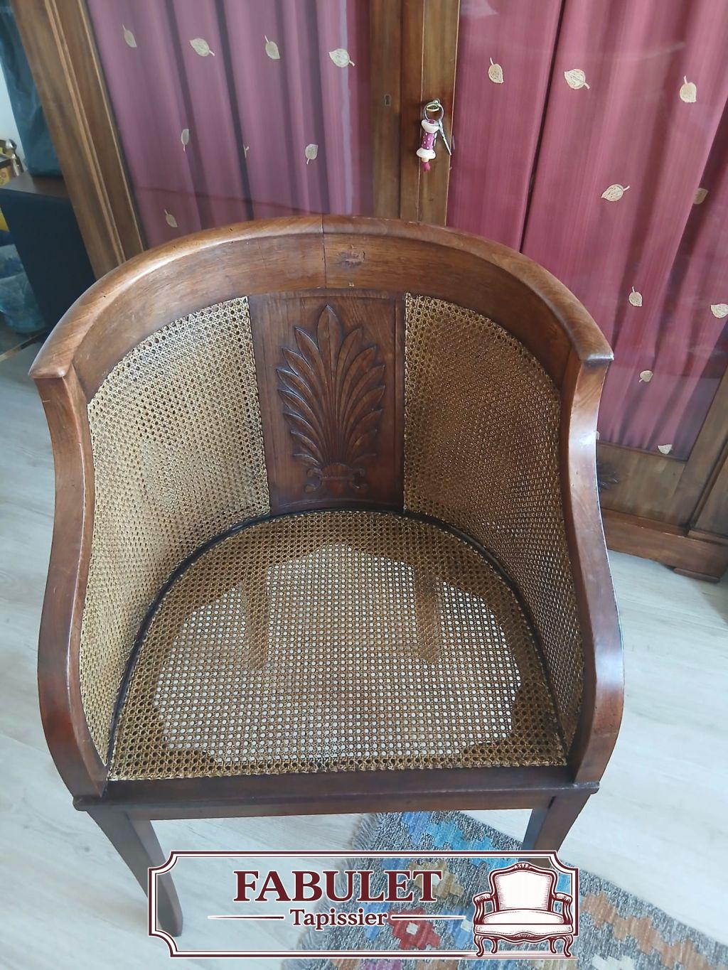 Réfection du cannage d’un fauteuil gondole d’inspiration Directoire–Empire par Maison Fabulet à Montpellier.