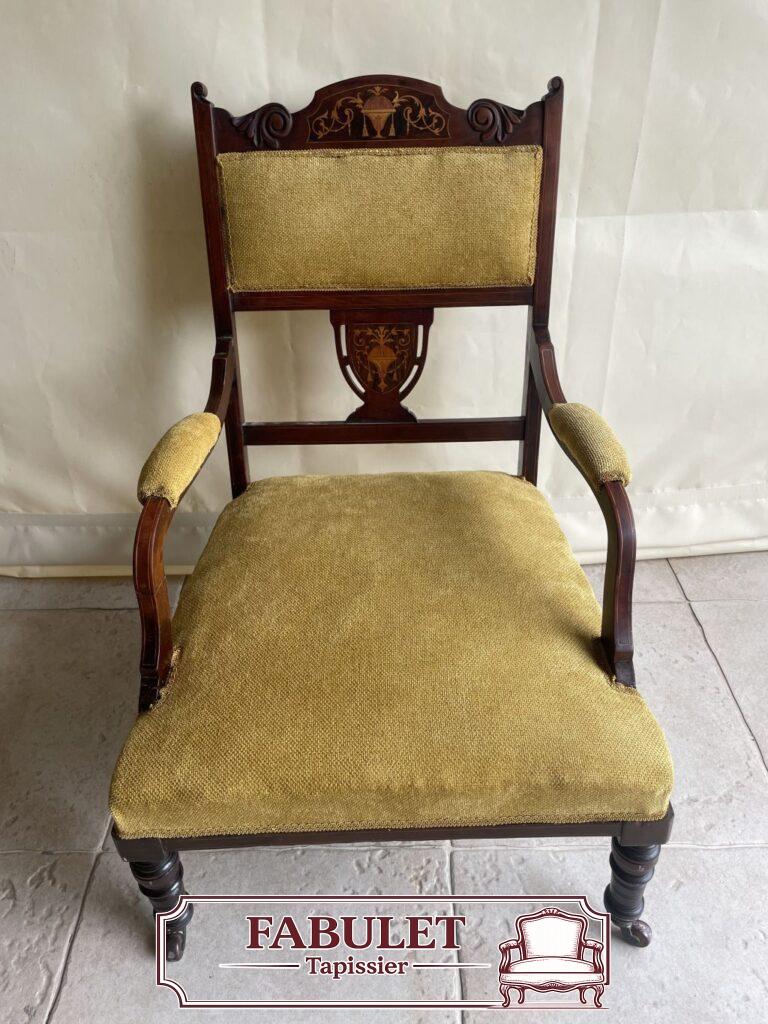 Fauteuil anglais ancien en bois marqueté avec tissu ocre et finition en passementerie
