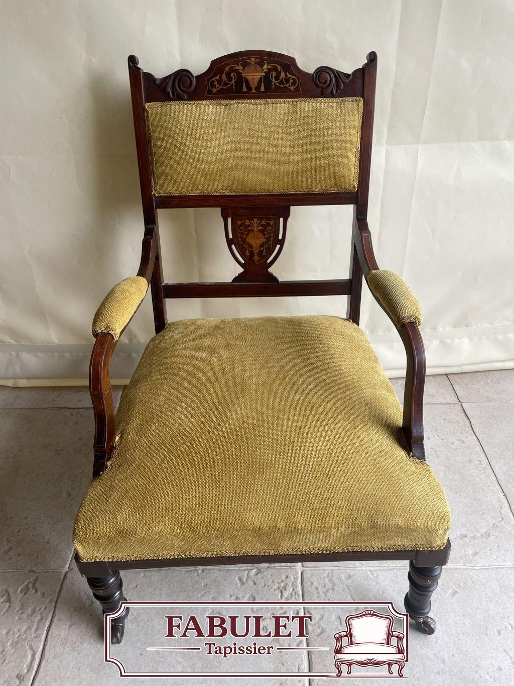 Fauteuil anglais ancien en bois marqueté avec tissu ocre et finition en passementerie