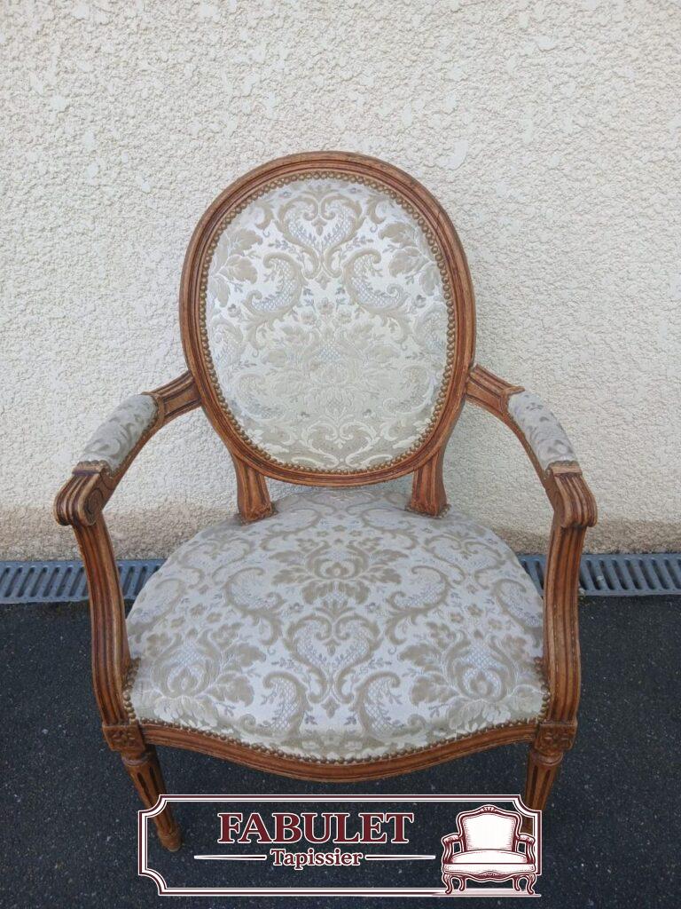 Fauteuil médaillon Louis XVI en bois avec tissu jacquard ivoire et beige et finition cloutée