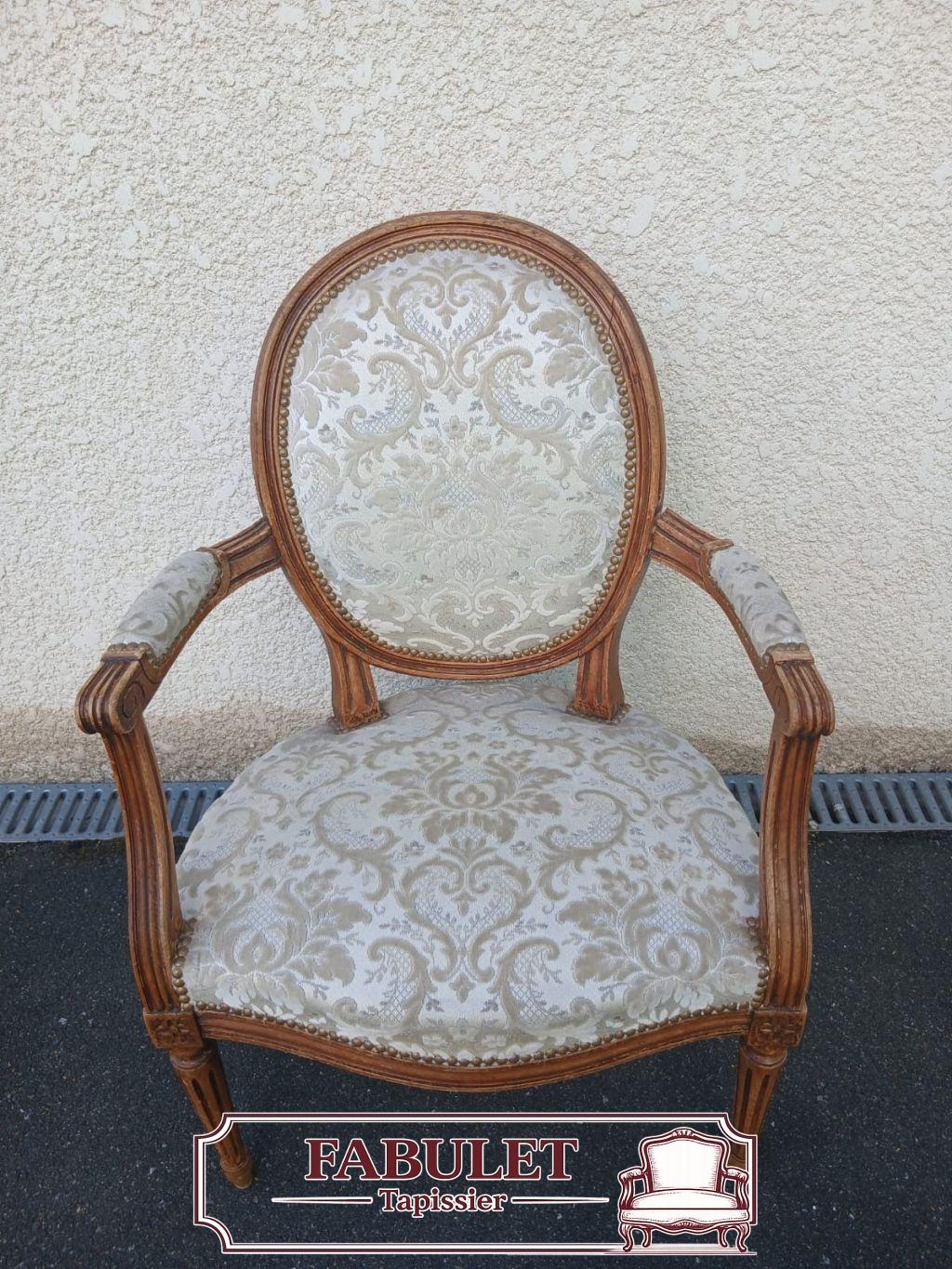 Fauteuil médaillon Louis XVI en bois avec tissu jacquard ivoire et beige et finition cloutée