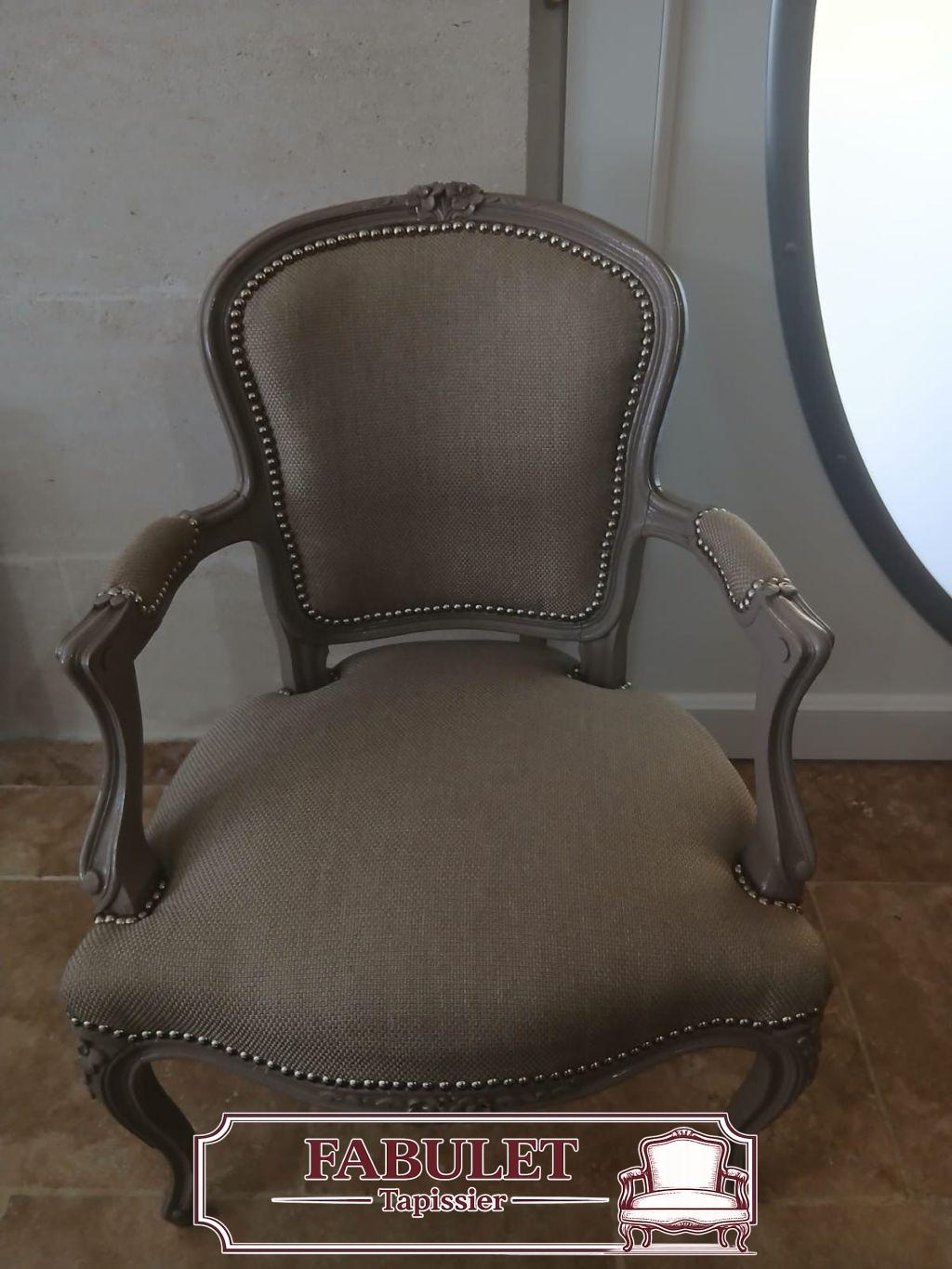 Fauteuil cabriolet Louis XV patiné gris avec tissu taupe et finition cloutée