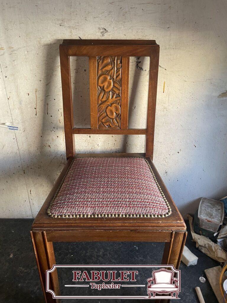 Chaise ancienne en bois sculpté avec assise en tissu chiné rouge et beige et finition cloutée