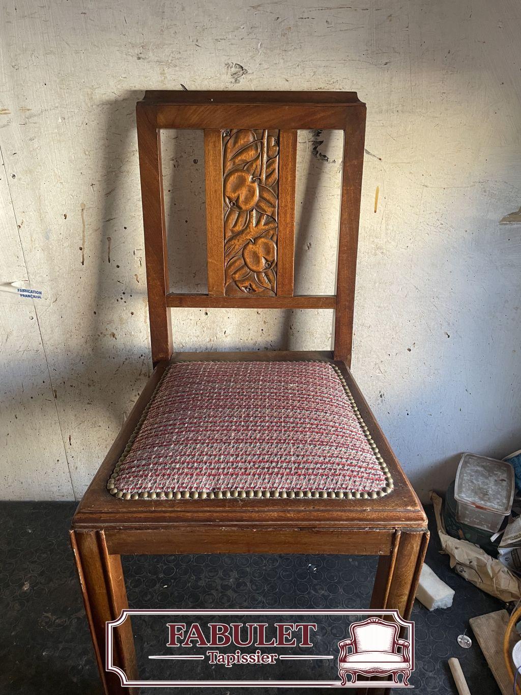 Chaise ancienne en bois sculpté avec assise en tissu chiné rouge et beige et finition cloutée