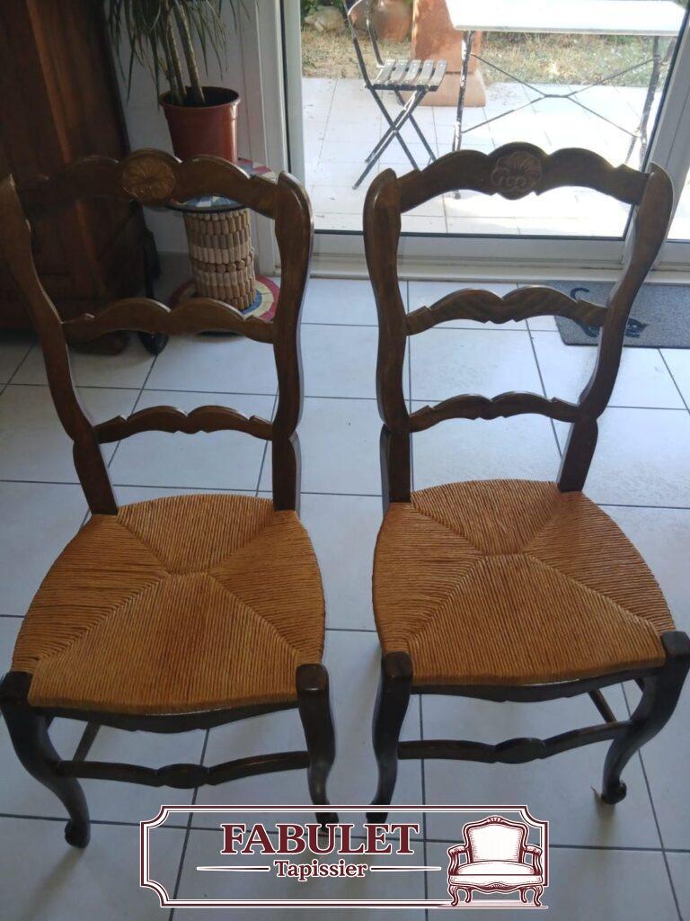Deux chaises anciennes en bois après rempaillage des assises à Montpellier