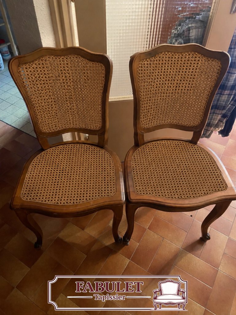 Deux chaises anciennes avec cannage abîmé avant restauration à Montpellier
